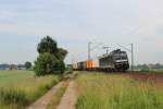 Am 19.Juni 2013 war MRCE 185 565 mit einem Containerzug bei Burgstemmen auf dem Weg Richtung Norden.