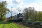 ES64U2-065 und eine weitere ES64U2 Maschine durchfahren am 29.10.13 mit einem Containerzug das Leinetal, Richtung Norden. Hier festgehalten kurz vor dem Bahnhof Elze(Han).