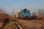 Hier die damals noch an Crossrail vermietete 185 525-3 mit einem Containerzug am 18.01.2014 südlich vom Hp Buggingen.