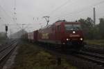 Containerzug mit der Emons 185 513-9 bei neblig trüben Oktoberwetter (15.10.2015) in Leipzig-Thekla.