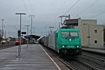 Durchfahrt am 17.01.2015 von 185 576-6 zusammen mit 185 600-4 und einem langen  T.T.S. -Containerzug in Müllheim (Baden) gen Schweizer Grenze.