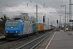 Durchfahrt am 17.01.2015 von der beschmierten 185 515-4 von Railtraxx mit einem Containerzug nach Aachen West/Antwerpen in Müllheim (Baden) gen Norden.