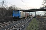 Am 03.02.2015 fuhr 185 515-4 von Railtraxx mit einem Containerzug nach Belgien durch Orschweier in Richtung Offenburg.