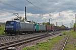 Am 18.04.2015 fuhr Crossrail 145-CL 203 (145 099-8) zusammen mit der Wagenlok E 186 132 und einem Containerzug nach Antwerpen durch Müllheim (Baden) in Richtung Norden.
