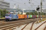 152 137-6  Albatros  mit einem Containerzug in München Heimranplatz, am 28.07.2016.