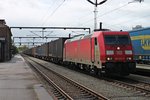 Mit einem Containerzug/leeren Volvo-Teilezug fuhr am 27.05.2015 die 185 322-2 in den Grenzbahnhof von Padborg.