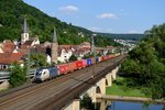 Eigentlich die besten Vorraussetzungen für eine schöne Aufnahme: Warmes Abendlicht, kaum störender Verkehr auf der Bundesstrasse im Hintergrund, der DGS 43954 von Enns Hafen nach