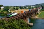 Für die Wiener Lokalbahn im Einsatz ist aktuell die 193 223 von ELL. Hier ist sie am 09. August 2015 bei der Mariaorter Brücke mit ihrem DGS 42952 von Wien Donaukaibahnhof nach Rheinhausen unterwegs. 