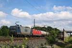 143 848-7 RBH mit einer Schwesterlok der DB als gemischter Gz fährt in Radbruch auf der Bahnstrecke Hannover–Hamburg (KBS 110) Richtung Hamburg.