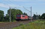 Die an DB Cargo vermietete Railpool 155 191 schleppt die abgebügelte DB 143 055 und einen gemischten Güterzug am 18.07.17 bei Wahnebergen in Richtung Bremen.