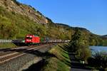 Zum Aufnahmezeitpunkt am 04. Oktober 2018 war 187 163 erst wenige Tage alt. Eine ihrer ersten Fahrten war der EZ 51682 von Nürnberg Rbf Ausf nach Maschen Rbf, mit dem ich sie bei Gambach im Maintal ablichten konnte. 