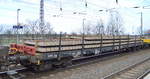 Drehgestell-Flachwagen vom Einsteller DB Cargo Bulgaria mit der Nr. 31 RIV 52 BG-DBCBG 3907 706-0 Rs beladen mit Betonbohlen mit Gleisen in einem gemischten Güterzug am 25.02.20 Bf. Saarmund.