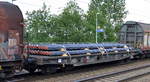 Drehgestell-Flachwagen der CD Cargo mit der Nr. 31 RIV 54 CZ-CDC 4728 041-5 Smmps mit Metallteilen beladen in einem gemischten Güterzug am 16.06.20 Bf. Saarmund.   