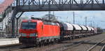 DB Cargo AG [D] mit  193 375  [NVR-Nummer: 91 80 6193 375-3 D-DB] und gemischtem Güterzug Richtung Rbf. Seddin am 13.04.21 Bf. Saarmund.