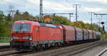 DB Cargo DAG [D] mit  193 563  [NVR-Nummer: 91 80 6193 563-4 D-DB] und gemischtem Güterzug am 20.10.21 Durchfahrt Bf. Golm (Potsdam).