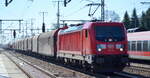 DB Cargo AG [D] mit  187 148  [NVR-Nummer: 91 80 6187 148-2 D-DB] und gemischtem Güterzug am 22.03.22 Durchfahrt Bf. Golm.
