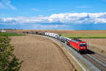 187 153 DB Cargo mit einem gemischten Güterzug bei Gollhofen Richtung Ansbach, 02.09.2020