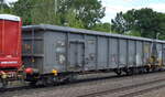 Französischer vierachsiger offener Güterwagen mit öffnungsfähigem Dach vom Einsteller ERMEWA SA mit der Nr. 33 RIV 87 F-ERSA 0806 795-8 Tamns in einem gemischten Güterzug am 27.07.22 Durchfahrt Bahnhof Niederndodeleben.