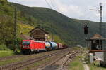 187 183 mit einem gemischten Güterzug bei der Einfahrt in Kaub am Rhein am 3. Mai 2022.