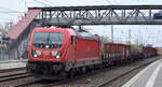 DB Cargo AG [D] mit ihrer  187 171  [NVR-Nummer: 91 80 6187 171-4 D-DB] und einem gemischten Güterzug Richtung Rbf. Seddin am 18.04.23 Durchfahrt Bahnhof Saarmund.