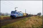 152 135-0 durchfhrt mit dem 53266 von Stralsund nach Rostock-Seehafen am 07.12.2009 Kummerow.