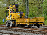 Dieser Schwerlastkleinwagen (99 80 9780 036-6) wurde von einem Zweiwegebagger LIEBHERR 922 Rail gezogen. (Bochum, April 2024)