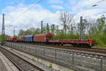 Die Diesellokomotive 294 649-9 brachte Anfang April 2024 einen kleinen gemischten Güterzug nach Bochum-Langendreer.
