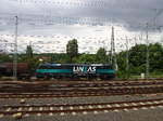 186 255-6 von Lineas fährt mit einem Güterzug aus  Antwerpen DS BASF(B) nach Sopron-Rendezö(A) bei der Ausfahrt aus Aachen-West und fährt in Richtung Montzen/Belgien. Aufgenommen vom Bahnsteig in Aachen-West. 
Bei Wolken am Nachmittag vom 29.6.2017. 