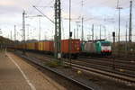 Die Cobra 2818 steht in Aachen-West mit einem Güterzug aus Köln-Gremberg (D) nach Antwerpen-Noord(B)  und wartet auf die Abfahrt nach Belgien. 
Aufgenommen vom Bahnsteig in Aachen-West. 
Bei Sonnenschein am Kalten Nachmittag vom 19.11.2017.