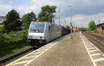 185 689-7 von Railpool kommt mit einem Güterzug aus Bremerhaven(D) nach Neunkirchen(Saar)(D) und kommt aus Richtung Köln und fährt durch Roisdorf bei Bornheim in Richtung Bonn,Koblenz.