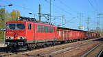 DB Cargo mit Rpool 155 269-4 (9180 6 155 269-4 D-Rpool) mit einem Güterzug offener Drehgestell-Güterwagen und hinten dran 298 313-8 am 05.10.18 Bf. Flughafen Berlin-Schönefeld.