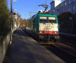 Die Cobra 2821 kommt aus Richtung Aachen-West mit einem Güterzug aus Muizen(B) nach Köln-Gremerg(D) und fährt durch Aachen-Schanz in Richtung Aachen-Hbf,Aachen-Rothe-Erde,Stolberg-Hbf(Rheinland)Eschweiler-Hbf,Langerwehe,Düren,Merzenich,Buir,Horrem,Kerpen-Köln-Ehrenfeld,Köln-West,Köln-Süd. 
Aufgenommen vom Bahnsteig von Aachen-Schanz.
Bei schönem Herbstwetter am Kalten Vormittag vom 17.11.2018.
