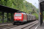 185 032-0 DB kommt mit einem Güterzug aus Norden nach Süden und kommt aus Richtung Köln,Bonn und fährt durch Rolandseck in Richtung Koblenz. 
Aufgenommen vom Bahnsteig in Rolandseck.
Am 9.5.2019.