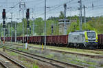 Die Captrain-Hybridlokomotive 159 102-3 kommt gerade mit den in Neubrandenburg entladenen Güterwagen an. (Neustrelitz, Mai 2021)