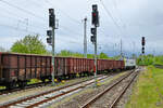Der von der Hybridlokomotive 159 102-3 (im Strommodus) gezogene Güterzug bei der Abfahrt vom Hauptbahnhof in Neustrelitz. (Mai 2021)