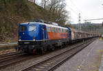 Die 139 287-7 (91 80 6139 287-7 D-BYB) der BayernBahn GmbH fährt am 17.03.2023 mit dem sogenannten  Henkelzug  (Langenfeld/Rhld. nach Gunzenhausen), durch Scheuerfeld (Sieg) in Richtung Siegen. Der Zug bestand aus gedeckten Schiebewand-Wageneinheiten der Gattung Hiirrs.

Nochmal einen lieben Gruß an den netten Lokführer zurück.

Die Lok wurde 1963 von Krauss-Maffei AG in München-Allach unter der Fabriknummer 18956 gebaut, er elektrische Teil ist von den Siemens-Schuckert-Werke (SSW) in Berlin. Als DB E10 287 wurde in Dienst gesetzt, mit der Einführung des EDV-Nummernsystems wurde sie zum 01.01.1968 zur DB 110 287–0. Die Lok ist mit Einholmstromabnehmern ausgerüstet, sie ist die letzte gebaute Kasten 110er. Zur 139er wurde sie erst 1994 nach einem Umbau, der Lokkasten wurde auf Drehgestelle der Baureihe 140 (E40) gesetzt und es folgte die Umzeichnung in DB 139 287-7. Zum Mai 2009 erfolgte die Z-Stellung bei der DB AG. Zum 1.Oktober 2011 wurde die Lok durch die BayernBahn GmbH erworben und erhielt anschließend eine Untersuchung. Die Neulackierung in kobalt-blau/orange erhielt sie dann 2017.