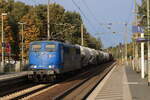 Thyrow am 03. November 2023 auf der Anhalter Bahn fährt EGP 151 025-4 mit einem Güterzug / Zementstaubzug aus Richtung Berlin. 