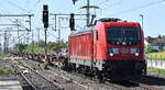 DB Cargo AG, Mainz mit ihrer  187 211  [NVR-Nummer: 91 80 6187 211-8 D-DB] und einem Ganzzug Taschenwagen (leer) am 30.04.24 Höhe Bahnhof Rodleben.