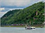 - Am Rhein - In Koblenz bringt die Rheinseilbahn am 23.06.2011 die BuGa Besucher zur Festung Ehrenbreitstein und zurck, whrend unten auf der rechten Rheinstrecke ein Gterzug vorbeifhrt.