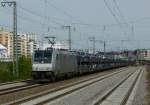 185 692-1 der RTB zieht einen Autozug am 17.04.2012 durch Ludwigshafen (Rhein) Hbf