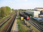 745 701-3 mit einem Bauzug (Schienen und Schotter) im Bahnhofsbereich Tornesch. Das Ausweichgleis im Hintergrund (Bildmitte) wird erneuert. Fotografiert von der neuen Fugngerbrcke ber die Bahnhofsgleise am 21.04.2011