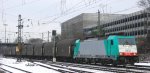 Die Cobra 2832 kommt mit einem Coilzug aus Belgien und fhrt in Aachen-West ein im Schnee am 18.1.2013.