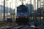 Die Cobra 2824 fhrt mit einem Kurzen Coilzug aus Linz-Voestalpine(A) nach Gent-Zeehaven(B) bei der Ausfahrt aus Aachen-West und fhrt in Richtung Montzen/Belgien am einem schnem Sommerabend am 3.9.2013.