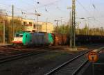 Die Cobra 2826 kommt aus Richtung Montzen/Belgien mit einem langen Papierzug aus Dollands Moor(GB) nach Nievenheim(D) und fährt in Aachen-West ein. Aufgenommen vom Bahnsteig in Aachen-West bei schönem Frühlingswetter am 9.4.2014. 