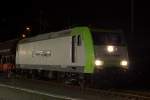 Nachts in Plauen, die Captrain 185 CL 005 mit Güterzug vor der Abfahrt gen CZ.