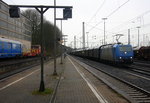 185 515-4 von Railtraxx  steht in Aachen-West mit einem langen Coilzug aus Antwerpen-Waaslandhaven(B) nach Linz-Voestalpine(A). 
Aufgenommen vom Bahnsteig in Aachen-West.
Bei Regenwetter am Nasskalten vom 31.3.2016. 