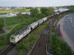 CAPTRAIN 193 891 mit einem Getreidezug bei Dresden-Kemnitz stadtauswärts; im Hintergrund das Flusskreuzfahrtschiff VIKING BEYLA stromab auf der Elbe; 11.05.2016

