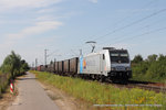 Marie-Chanthou / 185 696-2 (Transpetrol) mit einem Güterzug in Kaarst, 20. Juli 2016