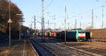 Die Cobra 2820 steht in Aachen-West mit einem Güterzug aus Italien nach Belgien und wartet auf die Abfahrt nach Belgien.
Aufgenommen vom Bahnsteig in Aachen-West. 
Bei schönem Sonnenschein am Kalten Vormittag vom 4.12.2016.