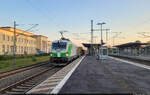 Zum Freitagabend überraschte in Merseburg Hbf 248 016-8 (Siemens Vectron Dual Mode), die sich mit jeder Menge Holz Richtung Halle-Ammendorf bewegte.